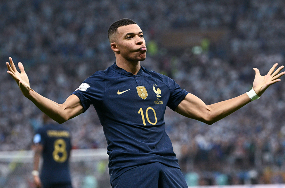 姆巴佩伯納烏貴賓室加冕：首獲歐洲金靴，續(xù)寫皇馬傳奇新篇