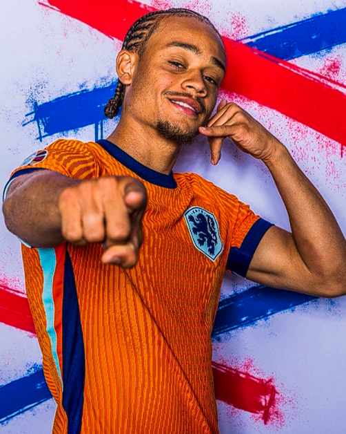 英超與<a href='https://www.m.temos-conference.com/news/tag/260.html' style='color: blue;'>歐冠</a>賽場：熱刺主帥弗蘭克談哈維 - 西蒙斯表現(xiàn)與換人決