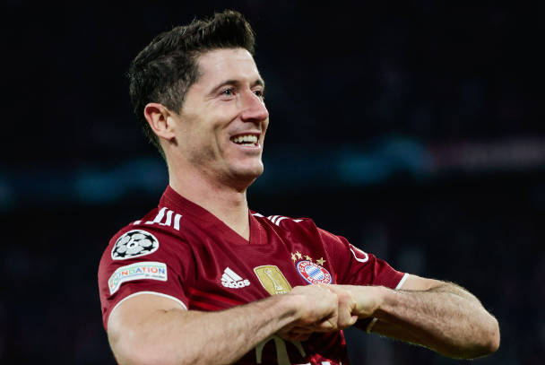 西甲激戰(zhàn)巴薩客場(chǎng)告捷，萊萬(wàn)帽子戲法后暢談賽后心得