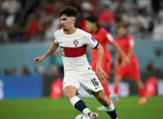 歐冠激戰(zhàn)：維蒂尼亞帽子戲法助力巴黎逆轉(zhuǎn)，暢談賽場(chǎng)感悟