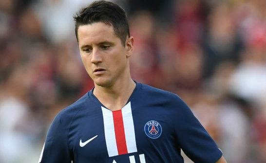 現(xiàn)效力于博卡青年的36歲西班牙中場球員埃雷拉，近期受邀做客一檔節(jié)目。在節(jié)目中，他圍繞球員生涯、薪資等話題展開了深入且坦誠的分享。 在談及球員薪資發(fā)放方式時(shí)，埃雷拉詳細(xì)介紹了不同國家的情況。他指出，在西班牙的<a  style='color: blue;'>足球</a>領(lǐng)域，球員薪資的支付模式較為獨(dú)特。球員每個(gè)月僅僅能夠領(lǐng)取到工資中的一小部分金額。整個(gè)合同所規(guī)定的薪資并非一次性發(fā)放，而是分兩次進(jìn)行支付，支付時(shí)間分別設(shè)定在六月和十二月。與之形成鮮明對(duì)比的是，英格蘭和法國的足球薪資支付體系則更為常規(guī)，采用的是十二個(gè)月分期支付的方式，即每個(gè)月都會(huì)按照合同約定發(fā)放相應(yīng)比例的薪資。這種差異不僅體現(xiàn)了不同國家足球行業(yè)在財(cái)務(wù)管理和運(yùn)營模式上的不同思路，也對(duì)球員的資金規(guī)劃和財(cái)務(wù)安排有著不同的影響。 當(dāng)話題轉(zhuǎn)到比賽壓力時(shí)，埃雷拉毫不掩飾地表達(dá)了自己的感受。他表示，盡管自己對(duì)足球充滿熱愛，但當(dāng)置身于<a href='https://www.m.temos-conference.com/news/tag/260.html' style='color: blue;'>歐冠</a>決賽這樣重大且關(guān)鍵的賽事場合時(shí)，緊張情緒仍會(huì)不由自主地襲來，甚至?xí)o張到身體蜷縮成一團(tuán)。他回憶起自己上場前的狀態(tài)，直言當(dāng)時(shí)身體都在不受控制地發(fā)抖。這種真實(shí)的分享，讓我們看到了即便是在職業(yè)賽場上經(jīng)驗(yàn)豐富的球員，在面對(duì)重大比賽時(shí)也會(huì)和普通人一樣，承受著巨大的心理壓力。 對(duì)于年輕球員，埃雷拉給出了懇切的建議。他認(rèn)為，在足球這個(gè)競爭極為激烈的領(lǐng)域，最終能夠取得成功的只是極少數(shù)人。因此，他強(qiáng)烈建議年輕球員在專注于足球訓(xùn)練和比賽的同時(shí)，也要重視接受教育，為自己準(zhǔn)備一個(gè)備選計(jì)劃。不要讓足球成為自己生活的全部負(fù)擔(dān)，而是要學(xué)會(huì)享受足球帶來的快樂。為了更好地說明職業(yè)生涯的脆弱性，他以<a href='https://www.m.temos-conference.com/news/tag/286.html' style='color: blue;'>皇馬</a>前青訓(xùn)球員阿爾瓦羅&middot;貝尼托為例。貝尼托曾經(jīng)離為皇馬一線隊(duì)踢球近在咫尺，然而一次意外的受傷，卻徹底改變了他的命運(yùn)，讓他的職業(yè)生涯戛然而止。這個(gè)例子生動(dòng)地揭示了足球職業(yè)生涯充滿了不確定性，年輕球員需要提前做好應(yīng)對(duì)各種風(fēng)險(xiǎn)的準(zhǔn)備。