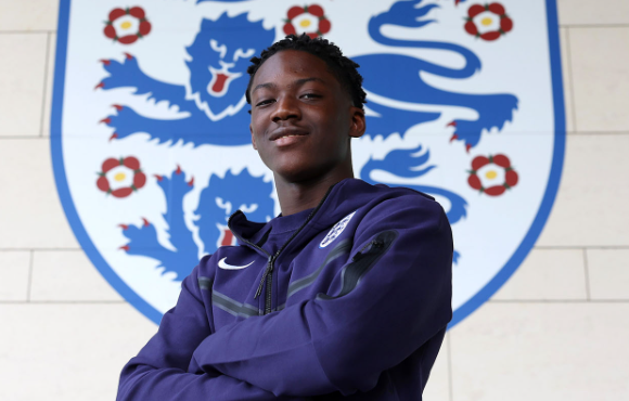 曼聯(lián)風(fēng)波：梅努與阿莫林互動背后的輿論漣漪