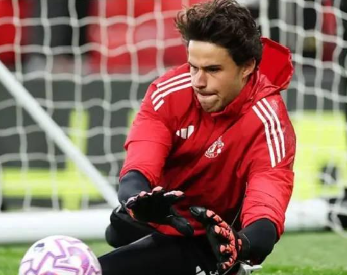 曼聯(lián)新援：拉門(mén)斯以穩(wěn)定之姿筑牢防線